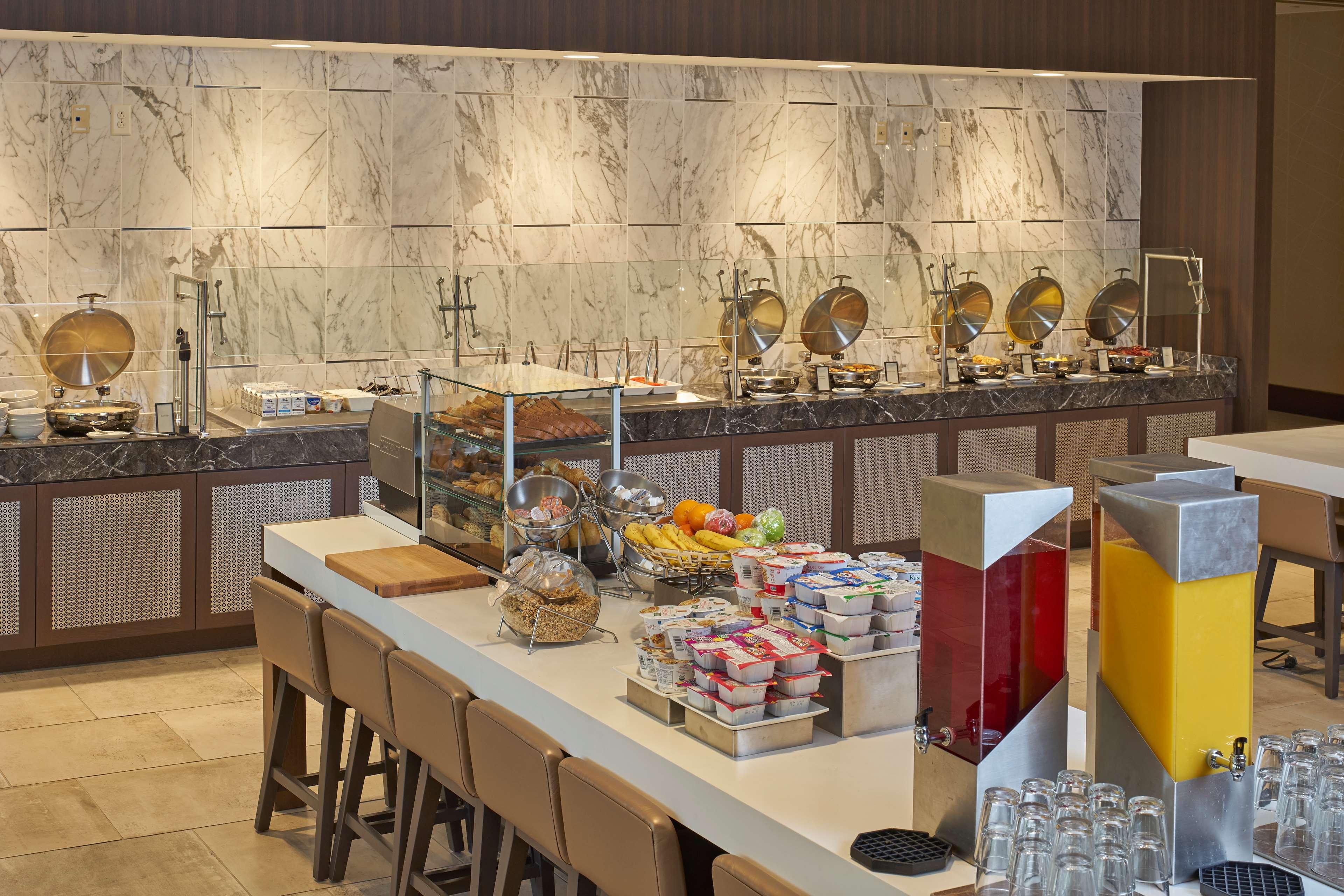 Hilton Raleigh North Hills Hotell Restaurant bilde